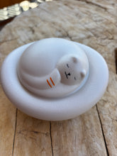 Cargar imagen en el visor de la galería, urne chat ceramique blanche
