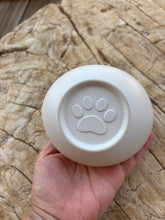 Cargar imagen en el visor de la galería, urne chat ceramique blanche vue du dessous patte de chat
