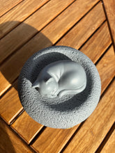 Cargar imagen en el visor de la galería, urne chat ceramique grise vue du dessus
