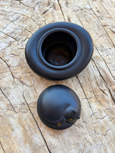 Cargar imagen en el visor de la galería, jolie urne chat ceramique noire ouverte
