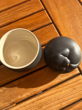 Cargar imagen en el visor de la galería, urne pour chien ouverte
