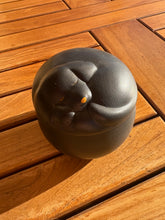 Cargar imagen en el visor de la galería, urne cineraire pour chien noire
