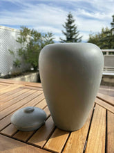 Cargar imagen en el visor de la galería, urne cineraire classic grise avec couvercle
