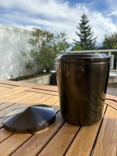 Cargar imagen en el visor de la galería, urne cineraire ferrer marron ouverte
