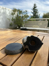 Cargar imagen en el visor de la galería, urne cineraire hamster vue du dessous
