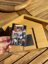 Cargar imagen en el visor de la galería, Urne cinéraire maison en bois avec emplacement photo
