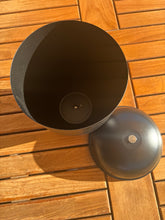 Cargar imagen en el visor de la galería, urne cineraire noire en metal
