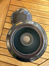 Cargar imagen en el visor de la galería, urne cineraire samia marron vue du dessus
