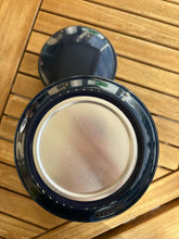 Cargar imagen en el visor de la galería, urne cineraire bleue ouverte houx
