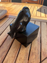Cargar imagen en el visor de la galería, Urne funéraire pour chat noire Féline Majesté vue de face
