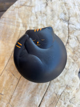 Cargar imagen en el visor de la galería, urne funeraire pour chat en céramique
