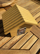 Cargar imagen en el visor de la galería, Urne funéraire maison en bois au design sobre et naturel
