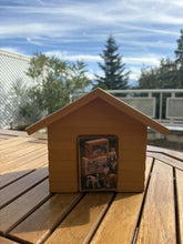 Cargar imagen en el visor de la galería, urne funeraire maison en bois avec vue montagne
