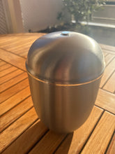 Cargar imagen en el visor de la galería, urne funeraire en metal gris
