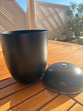 Cargar imagen en el visor de la galería, urne funeraire noire en métal
