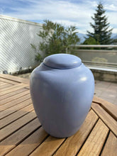 Cargar imagen en el visor de la galería, urne pour humain bleu clair
