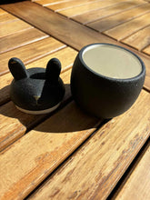 Cargar imagen en el visor de la galería, Urne Lapin céramique noire - photo 2
