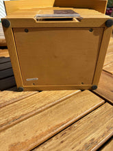 Cargar imagen en el visor de la galería, urne maison bois photo vue du dessous
