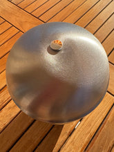 Cargar imagen en el visor de la galería, urne en metal Canada argentée
