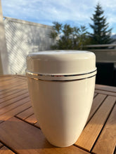 Cargar imagen en el visor de la galería, Urne Métal Œillet blanche - photo 3
