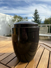 Cargar imagen en el visor de la galería, urne metal samia marron avec vue montagne
