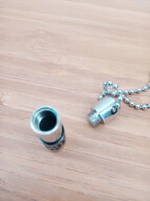 Cargar imagen en el visor de la galería, Urne Pendentif Cylindre Noir - photo 2
